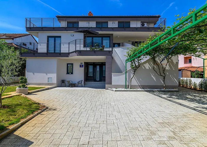 2 Bedroom Beautiful In 아파트 로비니